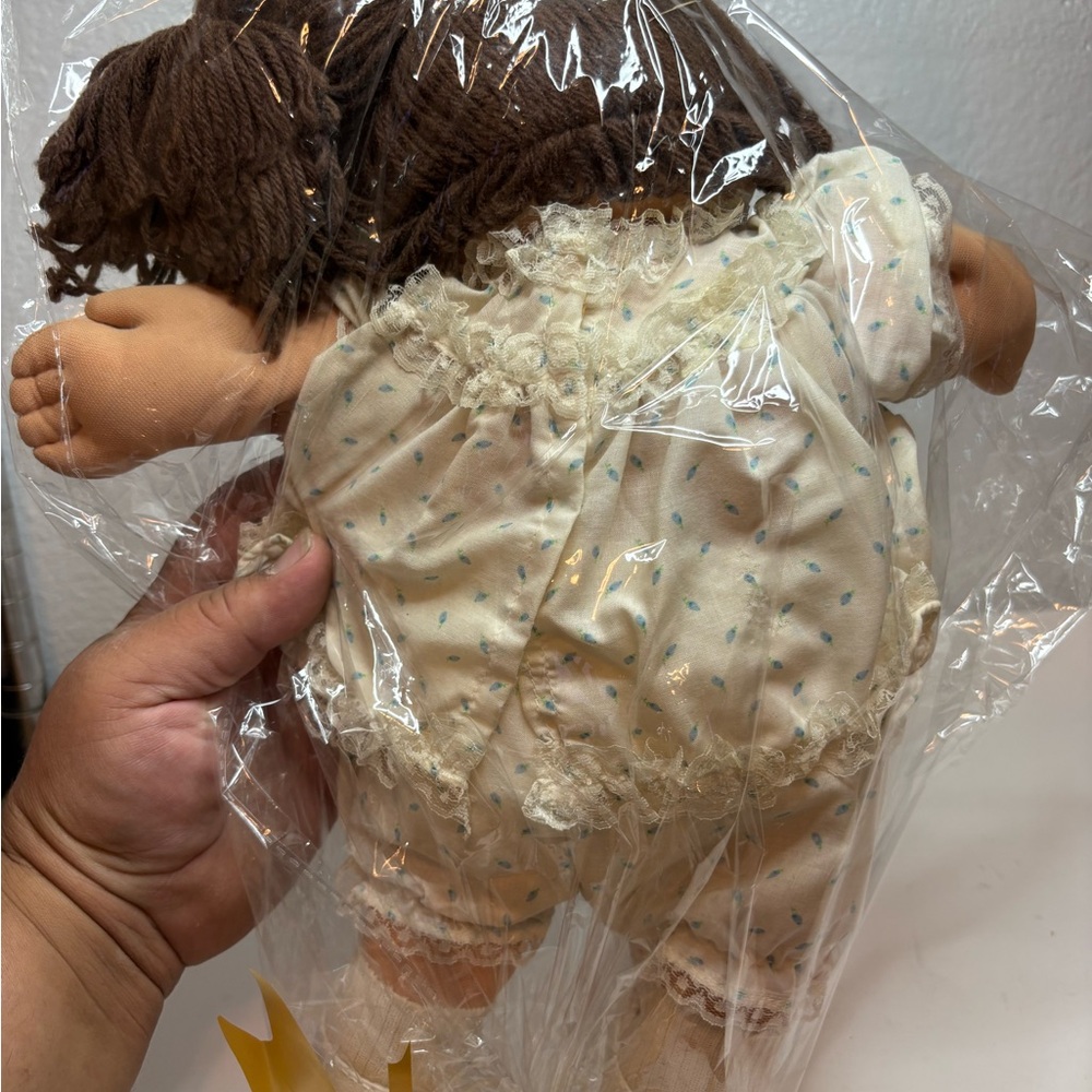 Adorable cabbage patch kidsDoll with Brown Hair and Cream Outfit - Picture 5 of 5